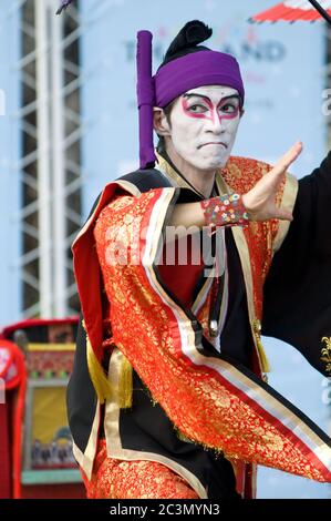 BANGKOK - DEZEMBER 10: Happy Yoshizawa-ya, ein japanisches Vater/Tochter-Team, mit Kabuki Magic auf der Bangkok International Street Show in Lumpini Pa Stockfoto