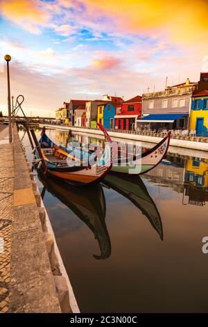 Aveiro, Portugal, traditionelle bunte Moliceiro Boote im Wasserkanal zwischen historischen Gebäuden angedockt. Stockfoto