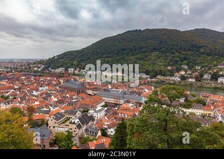 Luftaufnahme der Altstadt und der alten Karl Theodor Brücke über den Neckar vom Schloss, Heidelberg, Baden-Württemberg, Deutschland Stockfoto