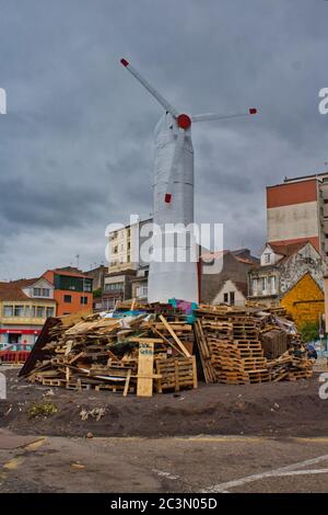 SPANIEN - 06-21-2020 : Vorbereitungen für die Brände des Johannistages in Galicien. Marin stadtrat bereitet die traditionellen Feuer für die Nacht des heiligen Johannes. Stockfoto