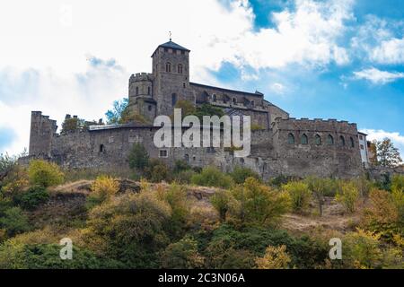 Atemberaubende Aussicht auf die Basilika Valere, eine alte Wehrkirche in Sion, Kanton Wallis, Schweiz Stockfoto