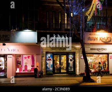 Schaufenster in der Dong Khoi Street im Bezirk 1, Ho Chi Minh City, die am 22. Dezember 2010 zu Weihnachten geschmückt wurde. Stockfoto