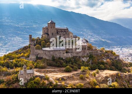 Atemberaubende Aussicht auf die Basilika Valere, eine alte Wehrkirche in Sion, Kanton Wallis, Schweiz Stockfoto