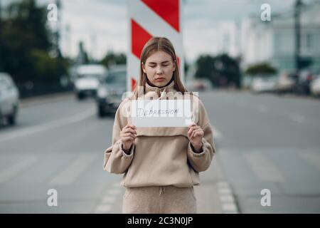 Frau hält weißes Blatt Papier beschriftet Wort Depression in der Hand Stockfoto