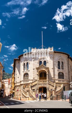 Monte Carlo, Monaco - 13. Juni 2019 : Besucher des Justizpalastes in der Rue Colonel Bellando de Castro in Monaco. Stockfoto