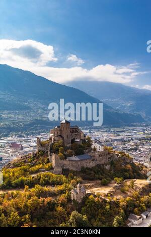 Atemberaubende Aussicht auf die Basilika Valere, eine alte Wehrkirche in Sion, Kanton Wallis, Schweiz Stockfoto