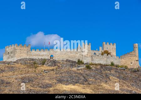 Blick auf die Ruinen der Burg Tourbillon in Sion an einem sonnigen Tag, Herbst, Kanton Wallis, Schweiz Stockfoto