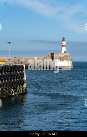 15. Juni 2020. Fraserburgh, Aberdeenshire, Schottland, Großbritannien. Dies ist der Ausgang und Eingang Pier von Fraserburgh Harbor an einem sehr sonnigen Sommertag. Stockfoto