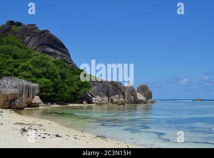 Idyllischer Strand mit riesigen Granitfelsen auf der Insel La Digue, Seychellen Stockfoto