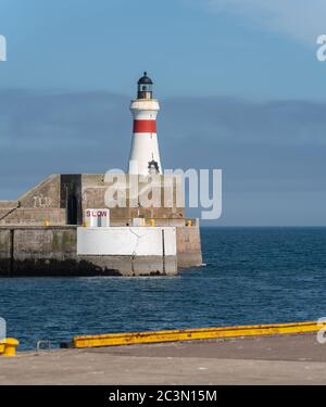 15. Juni 2020. Fraserburgh, Aberdeenshire, Schottland, Großbritannien. Dies ist der Ausgang und Eingang Pier von Fraserburgh Harbor an einem sehr sonnigen Sommertag. Stockfoto