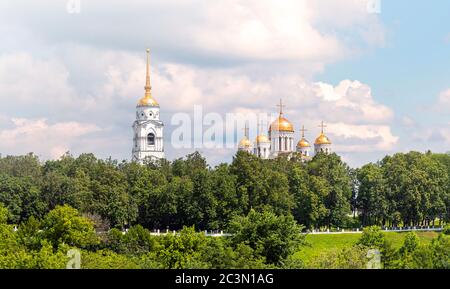 Wladimir-Stadt, Russland. Panoramablick auf eine alte Kirche in Vladimir im Goldenen Ring während des Sommers Stockfoto