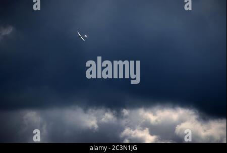 Kaufbeuren, Deutschland. Juni 2020. Ein vor den Wolken fliegender Segelflieger wird von der Sonne beleuchtet. Quelle: Karl-Josef Hildenbrand/dpa/Alamy Live News Stockfoto