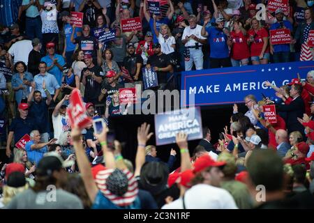 Tulsa, Oklahoma, USA. Juni 2020. TULSA, Oklahoma, USA. - 20. Juni 2020: Diverse Trump-Unterstützer halten sich auf und machen Amerika wieder groß Zeichen und jubeln, als Präsident Trump das Gebäude verlässt und Daumen nach oben gibt. Quelle: albert halim/Alamy Live News Stockfoto