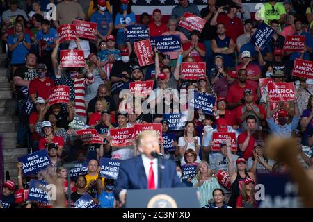 Tulsa, Oklahoma, USA. Juni 2020. TULSA, Oklahoma, USA. - 20. Juni 2020: Trump Supporters halten sich Make America Great wieder Zeichen und jubeln. Quelle: albert halim/Alamy Live News Stockfoto