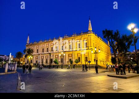 Allgemeines Archiv der Indies (Archivo de Indias) bei Nacht, Sevilla, Spanien Stockfoto