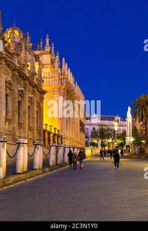 Außenansicht der Kathedrale von Sevilla (Kathedrale der Heiligen Maria vom See) bei Nacht, Sevilla, Andalusien, Spanien Stockfoto