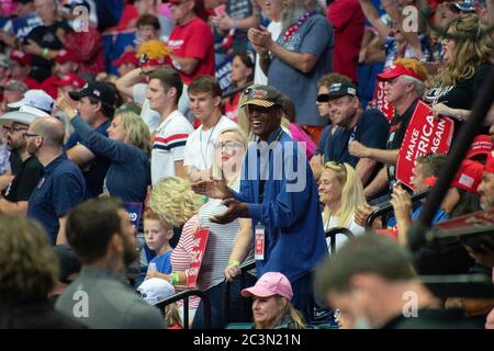 Tulsa, Oklahoma, USA. Juni 2020. TULSA, Oklahoma, USA. - 20. Juni 2020: Trump-Unterstützer jubeln für den Präsidenten. Quelle: albert halim/Alamy Live News Stockfoto