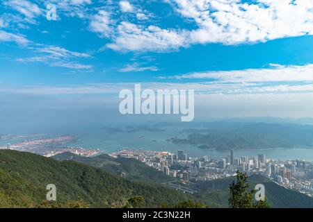 Panoramablick auf Shenzhen Stadtbild in Richtung Yantian Bezirk und Hongkong Insel von oben auf Wutong Berg an einem sonnigen Sommertag, Guangdong, Stockfoto