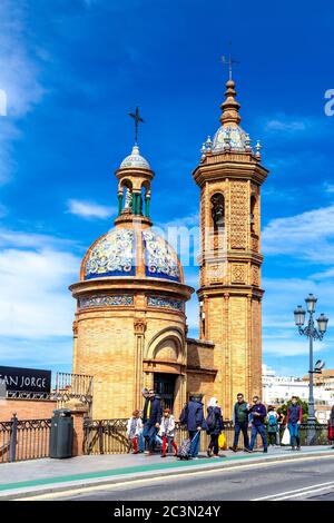 Kuppeldach mit dekorativen Azulejo-Fliesen, maurische Revival-Kapelle El Carmen neben der Triana-Brücke, Sevilla, Andalusien Stockfoto