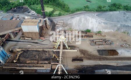 Luftaufnahme eines Stahlwerks in Betrieb Stockfoto