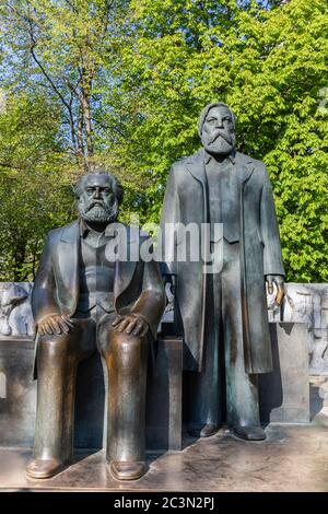 Berlin, Deutschland - 20. April 2019 - Statue von Karl Marx und Friedrich Engels, berühmte deutsche Sozialisten, auf dem Alexanderplatz im Zentrum von Berlin, Germa Stockfoto