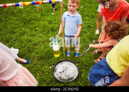 Kinder bereiten sich darauf vor, riesige Seifenblasen zu machen Stockfoto