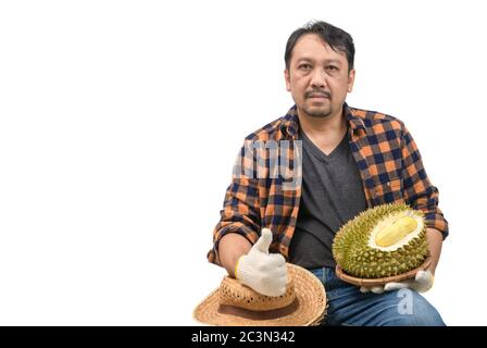König der Früchte in Thailand, asiatische bärtige Landwirt hält Mon Thong Durian isoliert auf weißem Hintergrund und Copy Space, Sommer Früchte, beliebt und expen Stockfoto