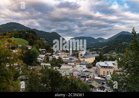 Atemberaubende Aussicht auf die kleine Bergstadt Berchtesgaden an einem bewölkten Herbsttag, Bayern, Deutschland Stockfoto