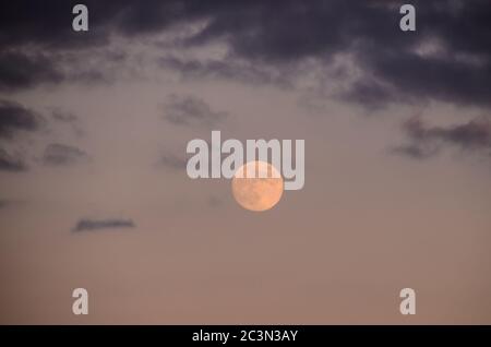 Mond Nahaufnahme zeigt die Details der Mondoberfläche. Stockfoto
