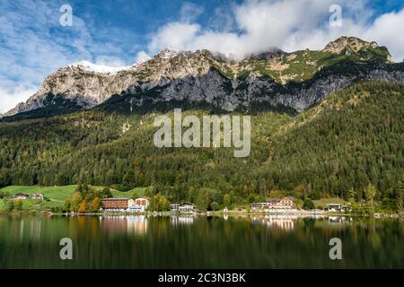 Panoramablick Hintersee Alpensee Berg schöne Spiegelbaum Wiesenhaus im Hintergrund, klares Wasser, Nationalpark, Konigssee (Königssee) la Stockfoto