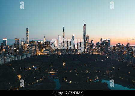 Circa September 2019: Spektakuläre Aussicht über den Central Park in Manhattan bei Nacht mit blinkender Skyline von New York City Stockfoto