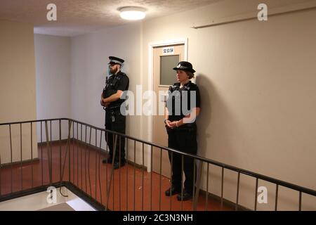 Polizeibeamte, die Wache vor dem Korridor einer Wohnung im obersten Stockwerk in Basingstoke Road, Reading, wo der Verdächtige in den Forbury Gardens Messer festgenommen wurde. Der Verdächtige in den Messerstichen in Reading ist ein libyscher Asylbewerber und die psychische Gesundheit wird als ein wichtiger Faktor bei dem Vorfall angesehen, teilte eine Sicherheitsquelle der PA-Nachrichtenagentur mit. Stockfoto