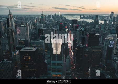 Circa September 2019: Dramatische Aussicht über das dunkle epische Manhattan, New York City Skyline direkt nach Sonnenuntergang Stockfoto