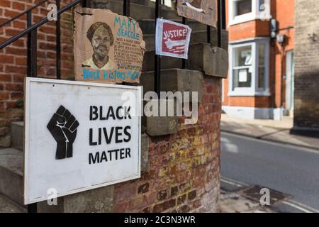 Woodbridge, Suffolk, UK Juni 19 2020: Selbstgemachte BLM-Protestschilder, die am Rathaus im Zentrum von Woodbridge befestigt wurden, um die Stadt zu zeigen Stockfoto