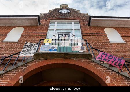 Woodbridge, Suffolk, UK Juni 19 2020: Selbstgemachte BLM-Protestschilder, die am Rathaus im Zentrum von Woodbridge befestigt wurden, um die Stadt zu zeigen Stockfoto