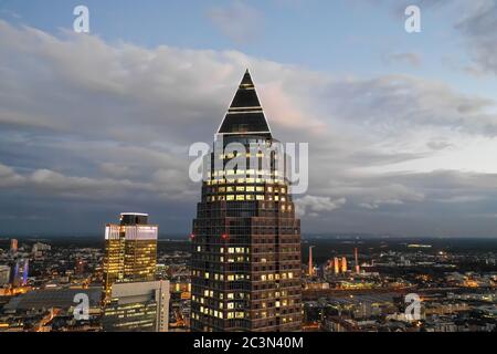 Circa November 2019: Unglaubliche Luftaufnahme des Messeturms in Frankfurt am Main, Deutschland Skyline bei Nacht mit Stadtlichtern Stockfoto