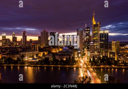 Blick auf die Skyline von Frankfurt am Main bei Nacht mit Main im Vordergrund und City Lights Stockfoto