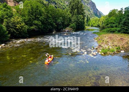 Kanufahrer, Kanufahren auf der Ariege, Ariege, französische Pyrenäen, Frankreich Stockfoto