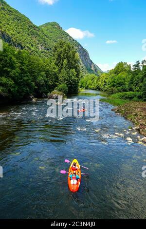 Kanufahrer, Kanufahren auf der Ariege, Ariege, französische Pyrenäen, Frankreich Stockfoto