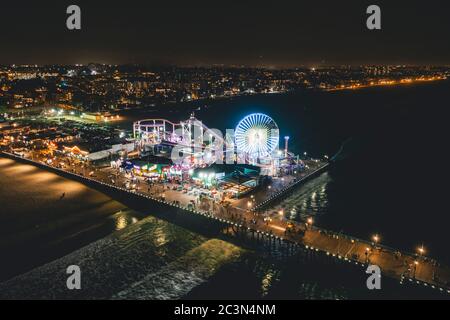 Santa Monica Pier bei Nacht in super bunten Lichtern aus der Aerial Drone Perspektive in Los Angeles, Kalifornien Stockfoto