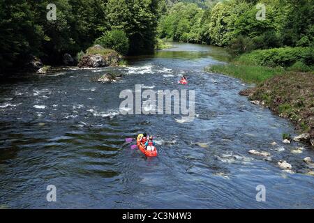 Kanufahrer, Kanufahren auf der Ariege, Ariege, französische Pyrenäen, Frankreich Stockfoto