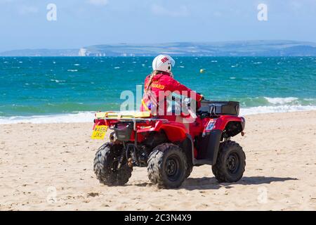 Bournemouth, Dorset, Großbritannien. Juni 2020. An einigen Stränden von Bournemouth sind RNLI-Rettungsschwimmer wieder im Einsatz, da die Temperaturen in der Woche für eine kleine Hitzewelle ansteigen, die Massen an die Strände locken wird. RNLI-Rettungsschwimmer auf dem Honda TRX Quad Bike am Strand. Quelle: Carolyn Jenkins/Alamy Live News Stockfoto