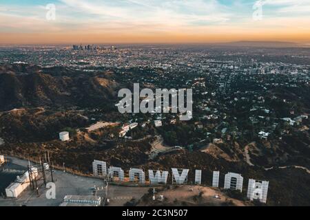 Circa November 2019: Spektakuläre Aussicht über Hollywood Sign mit Blick über Los Angeles, Kalifornien bei Sonnenuntergang
