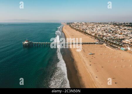 Luftaufnahme über Manhattan Beach in Kalifornien mit grünem blauem Wasser und blauem Himmel Stockfoto