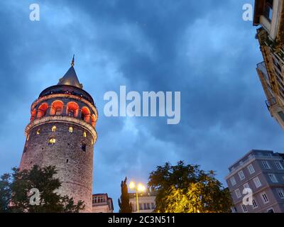 Nahaufnahme des Galata Turms in Europa Türkei am Abend Stockfoto