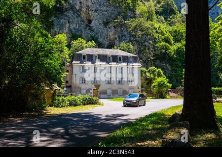 Großes altes französisches Haus mit Fensterläden und Dachfenster, Ornolac, Ussat les Bains, Ariege, französische Pyrenäen, Pyrenäen, Frankreich Stockfoto