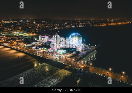 Circa November 2019: Santa Monica Pier bei Nacht in super bunten Lichtern aus der Perspektive der Luftdrohne in Los Angeles, Kalifornien Stockfoto