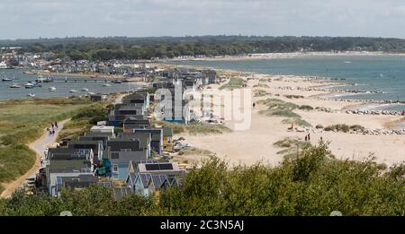 Bournemouth, Großbritannien. Juni 2020. Die Strandhütten am Mudeford Sandbank am längsten Tag des Jahres an der Südküste in Dorset. Kredit: Richard Crease/Alamy Live Nachrichten Stockfoto