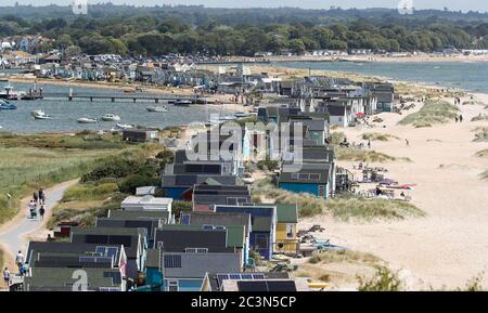 Bournemouth, Großbritannien. Juni 2020. Die Strandhütten am Mudeford Sandbank am längsten Tag des Jahres an der Südküste in Dorset. Kredit: Richard Crease/Alamy Live Nachrichten Stockfoto