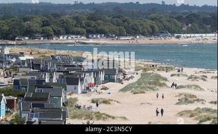 Bournemouth, Großbritannien. Juni 2020. Die Strandhütten am Mudeford Sandbank am längsten Tag des Jahres an der Südküste in Dorset. Kredit: Richard Crease/Alamy Live Nachrichten Stockfoto